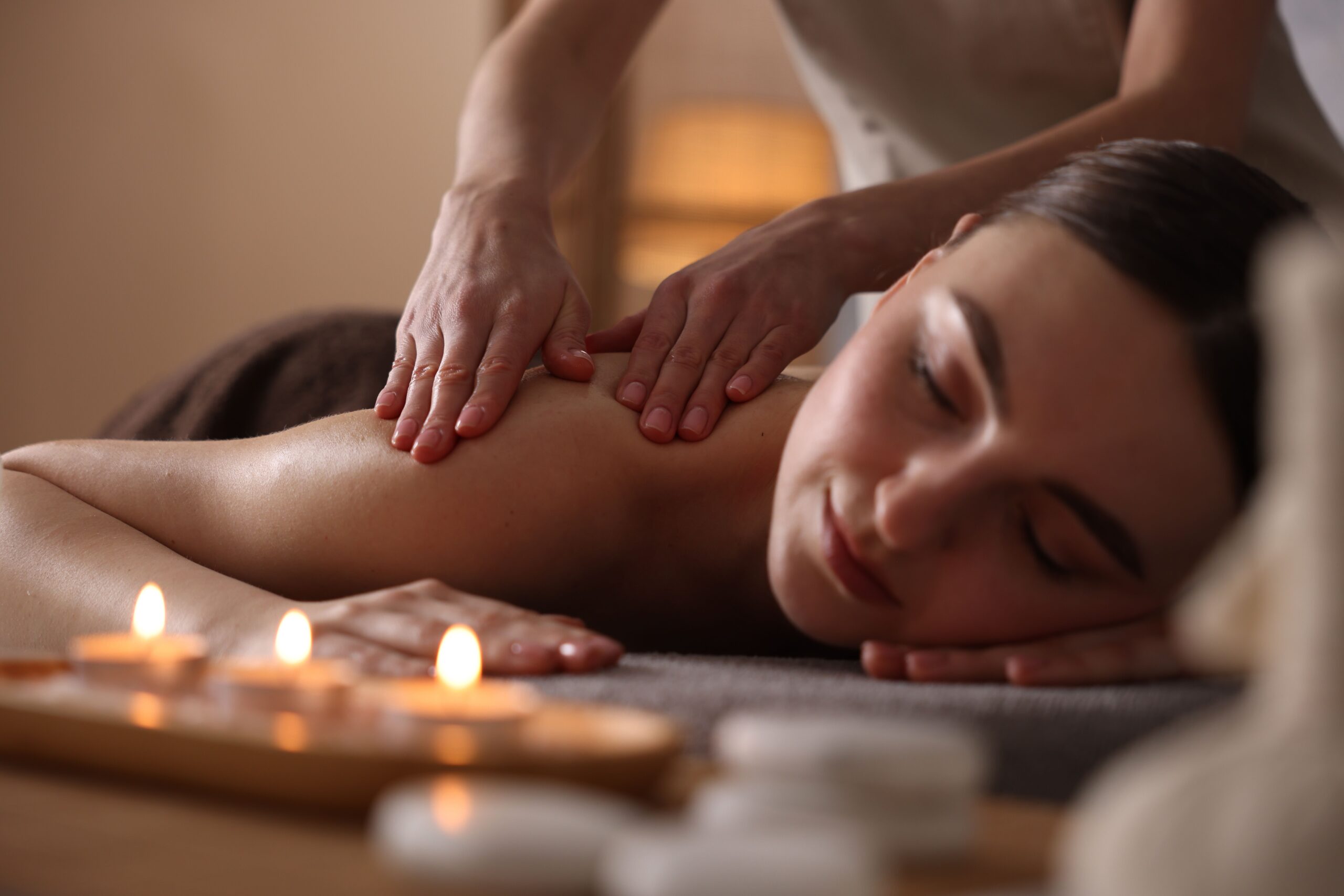 relaxing-shoulder-massage-for-beautiful-woman-indo-2026-06-16-06-27-06-utc